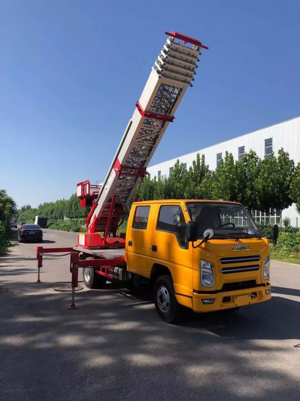 湖州吴兴附近的云梯车出租服务：轻松解决高空作业需求